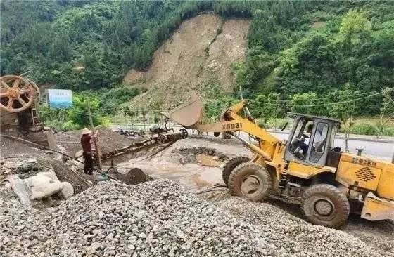 奉節一臨時碎石加工點違規直排污水遭嚴厲查處